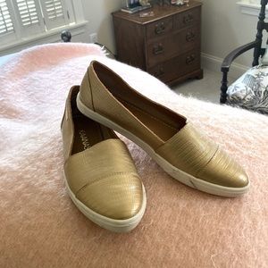 Like new Size 39 Gold Kaanas flats. Perfect condition worn twice